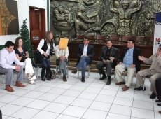 Sra. Gabriela Carrera hace la entrega del apoyo
