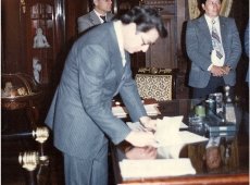 Firma del Decreto de Cantonización de Mira, por el Presidente Jaime Roldós Aguilera. Quito - 18 de agosto de 1980