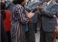Festejo de los mireños junto al Dr. Marco Proaño M. luego de la firma del decreto de Cantonización de Mira en el Barrio San Juan - Quito - 18 de agosto de 1980