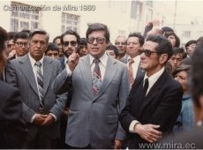 Festejo de los mireños junto al Dr. Marco Proaño M. luego de la firma del decreto de Cantonización de Mira en el Barrio San Juan - Quito - 18 de agosto de 1980