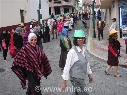 Empleados y trabajadores municipales bailan inocentes en Mira 2013