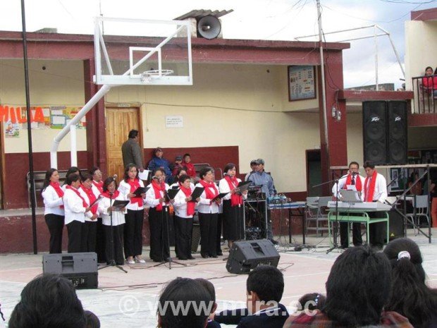 Colegio León Ruales celebra a la familia
