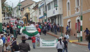 Pase de ceras por la Asociación de Mireños Residentes en Quito