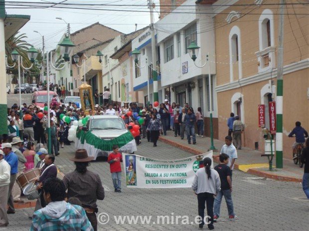 Pase de ceras por la Asociación de Mireños Residentes en Quito