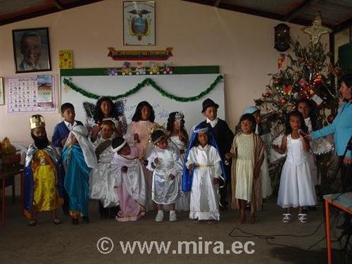 La niños y niñas de la escuela Leopoldo Padilla V. del caserío Santa Isabel, celebran la navidad