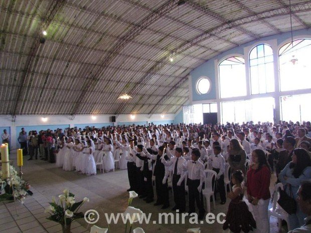 Niños y niñas de Mira reciben su Primera Comunión