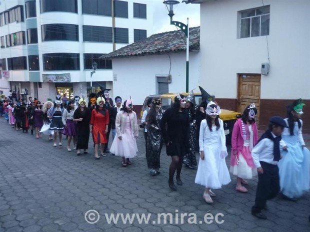 La unidad educativa León Ruales participa en el baile de inocentes