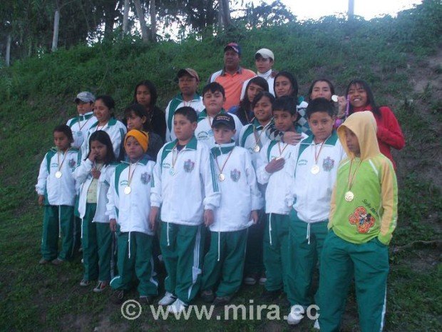 Escuela municipal de natación compite en Quito