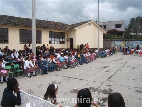 Bautizo de nuevos estudiates de la escuela Policarpa Salavarrieta