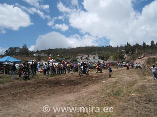 Competencia de motocros en Mira, por las fiestas de la Stma. Virgen de la Caridad