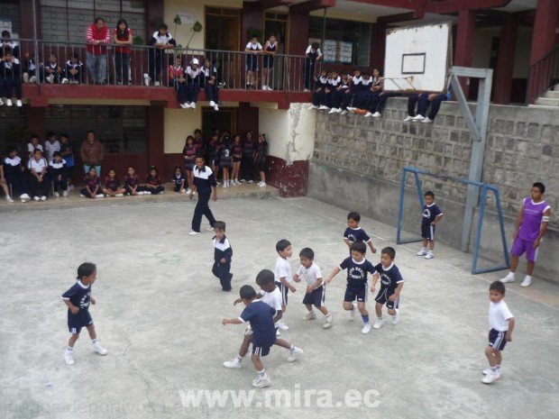Juegos Deportivos en La Unidad Educativa León Ruales