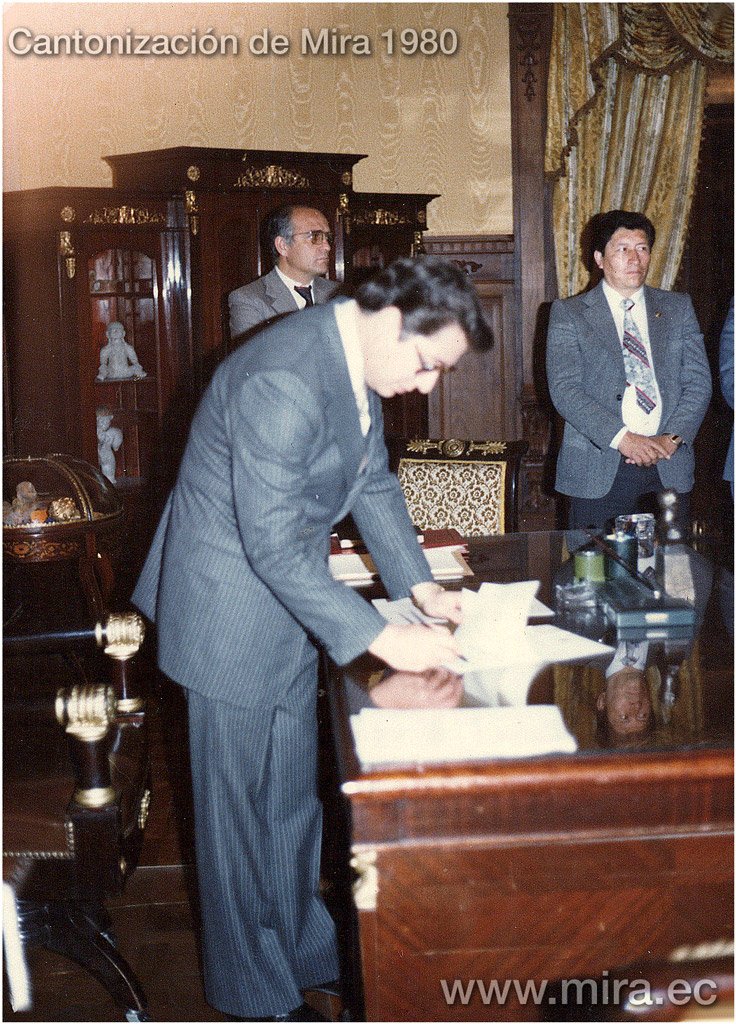 Firma del Decreto de Cantonización de Mira, por el Presidente Jaime Roldós Aguilera. Quito - 18 de agosto de 1980