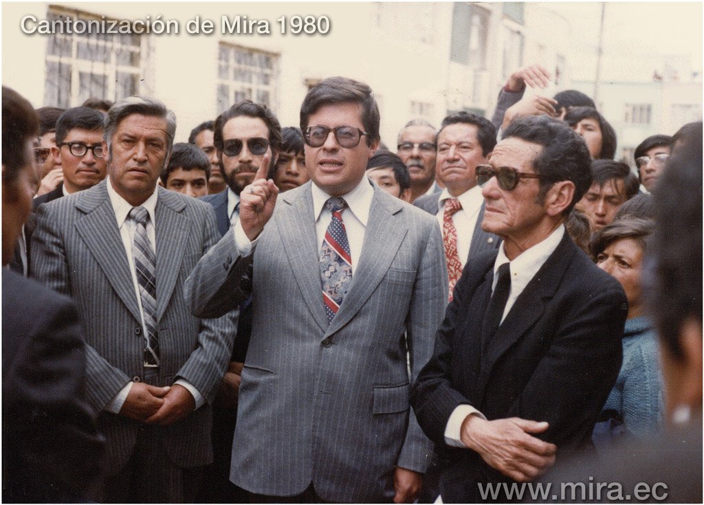Festejo de los mireños junto al Dr. Marco Proaño M. luego de la firma del decreto de Cantonización de Mira en el Barrio San Juan - Quito - 18 de agosto de 1980